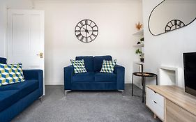 The Crown - Modern & Stylish Home From Home Near Hopetown